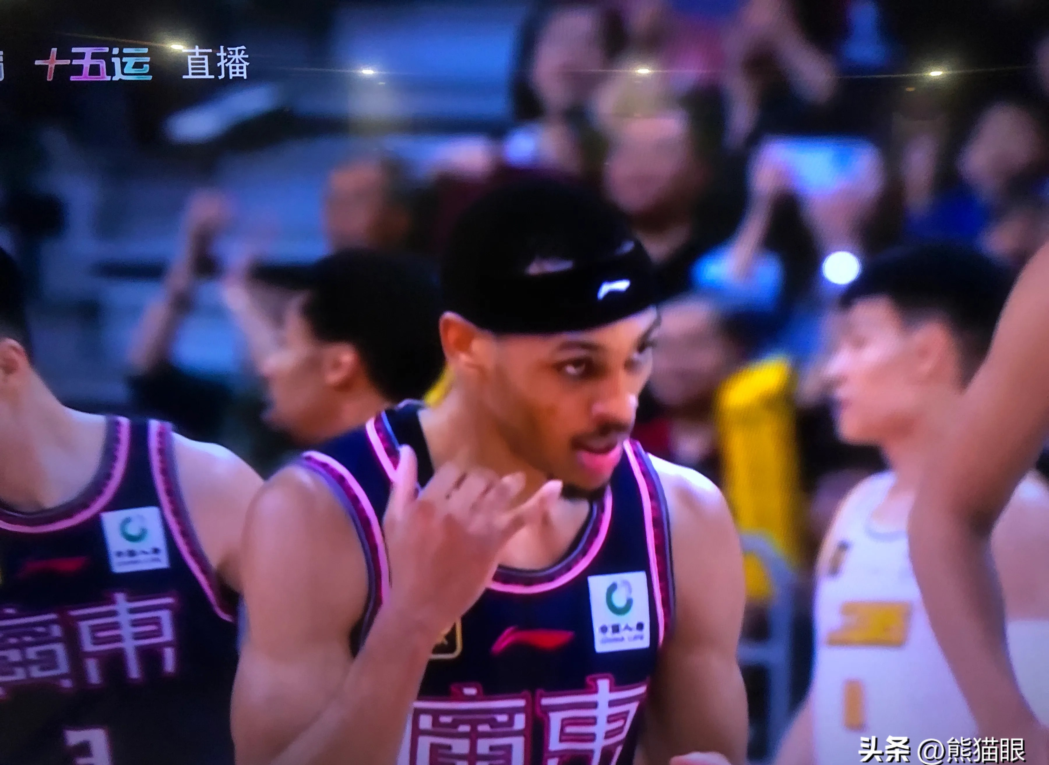 广东队在客场比赛中大胜，反超对手登顶积分榜的简单介绍