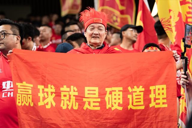 国足同心协力合作，夺得胜利的简单介绍